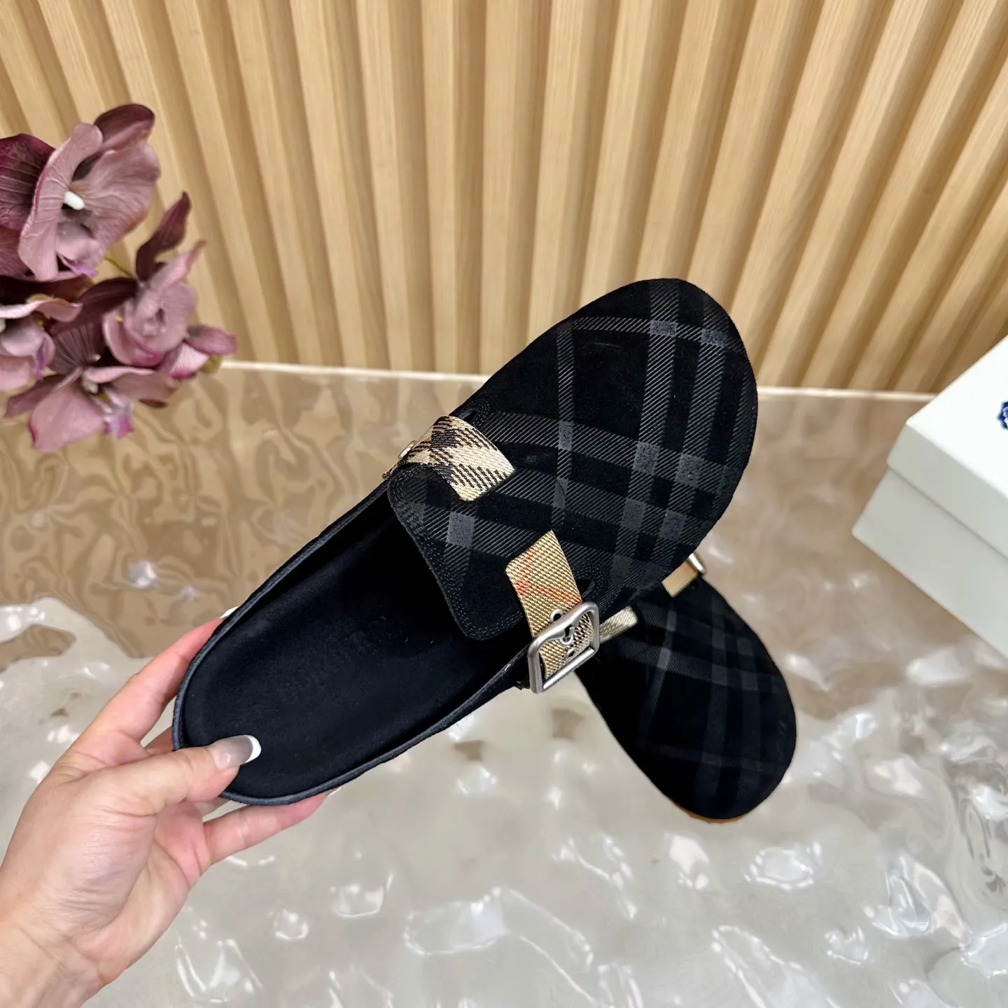 Burberry 黒ビルケンシュトックのスリッパ新作 - 画像 (10)