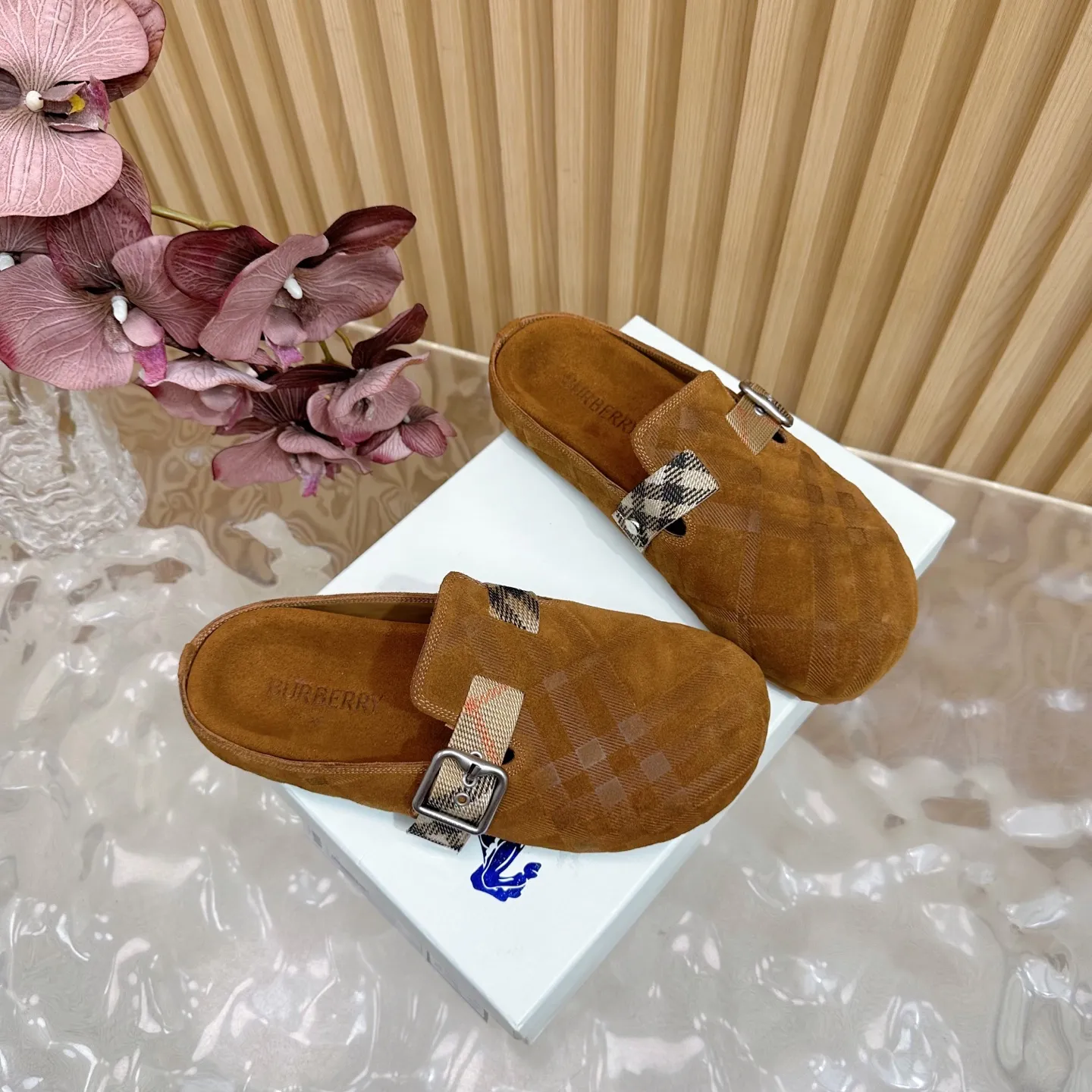 Burberry 2025新作茶色ビルケンシュトックのスリッパ - 画像 (3)
