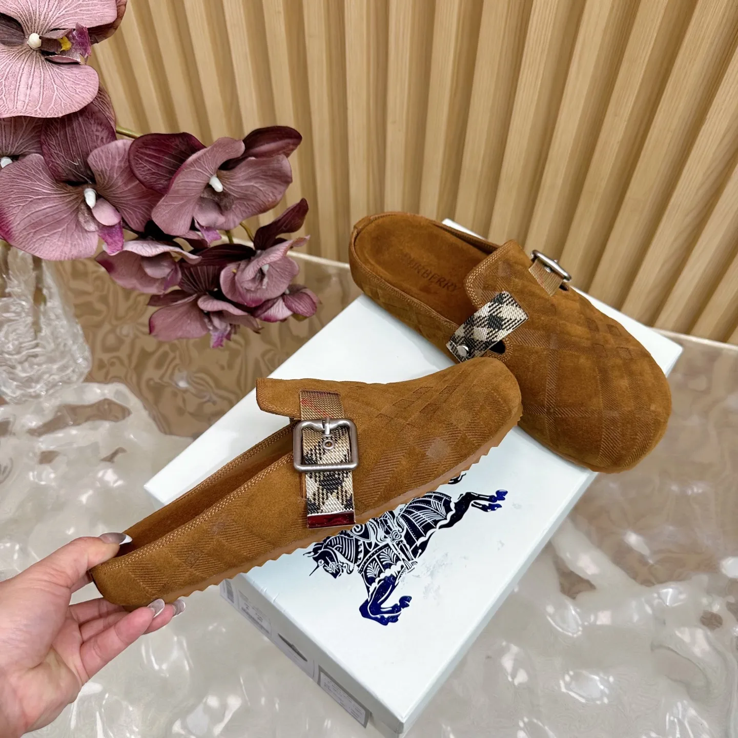 Burberry 2025新作茶色ビルケンシュトックのスリッパ - 画像 (4)