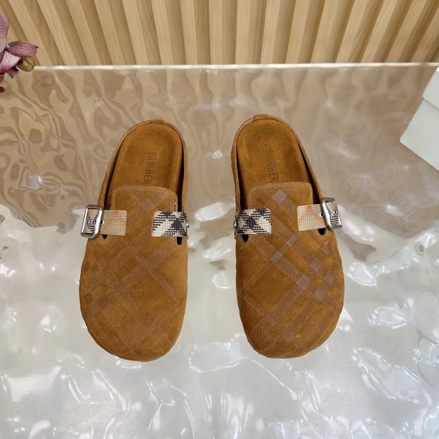 Burberry 2025新作茶色ビルケンシュトックのスリッパ - 画像 (6)