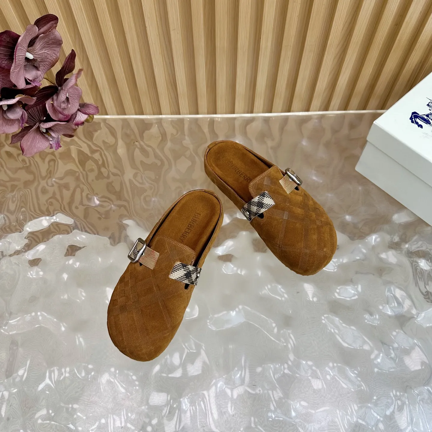 Burberry 2025新作茶色ビルケンシュトックのスリッパ - 画像 (7)