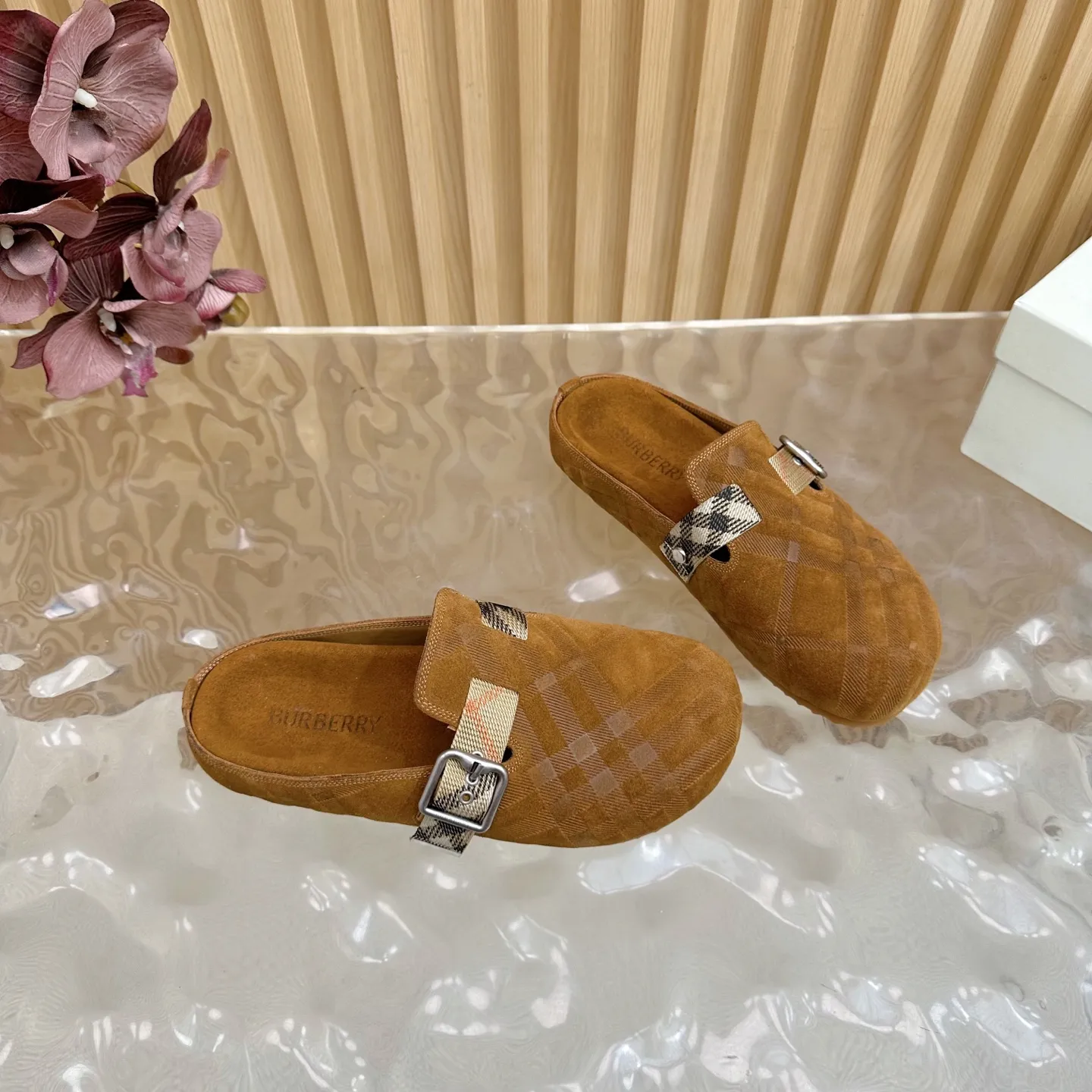 Burberry 2025新作茶色ビルケンシュトックのスリッパ - 画像 (10)