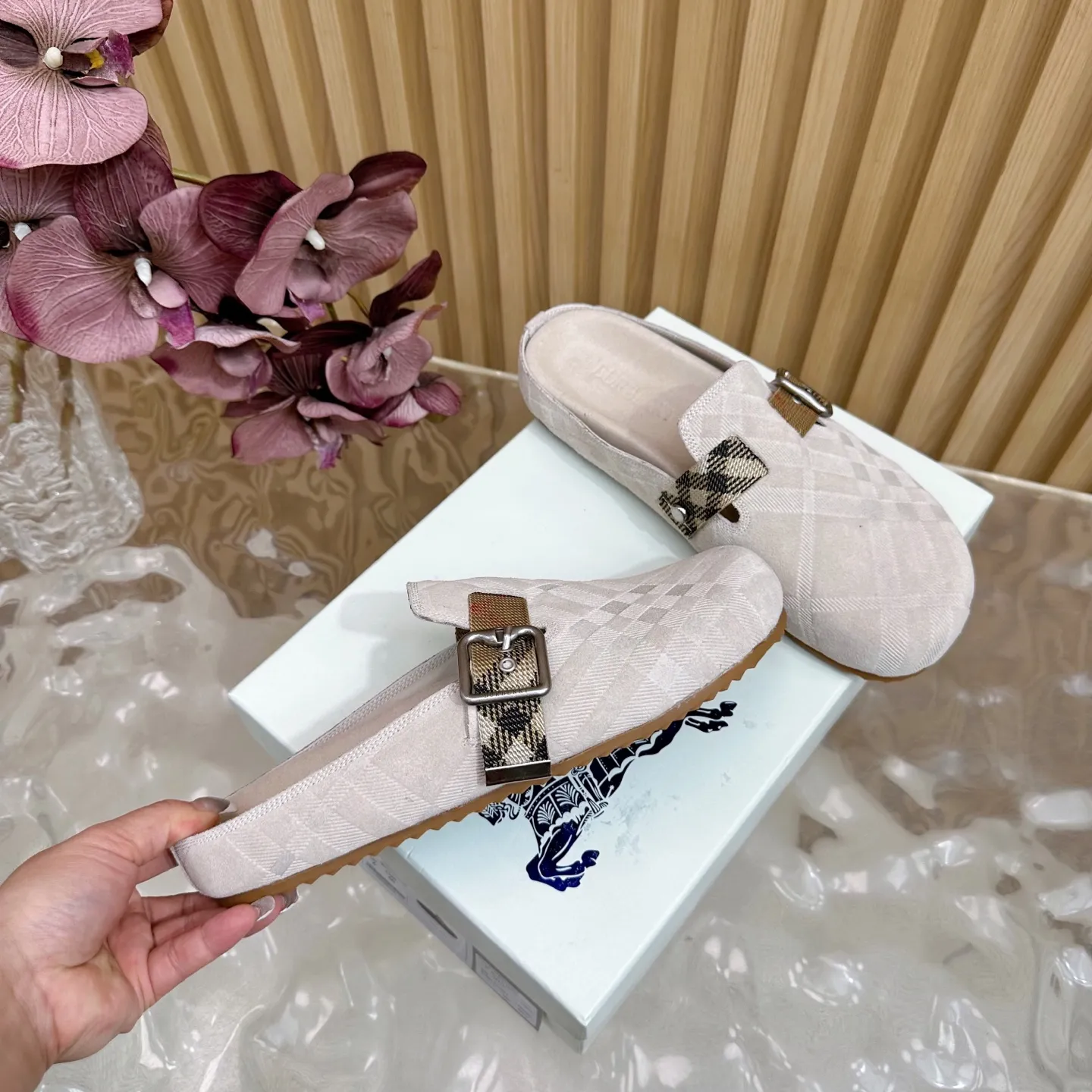 Burberry ビルケンシュトックスリッパ ベージュ 新作 - 画像 (4)