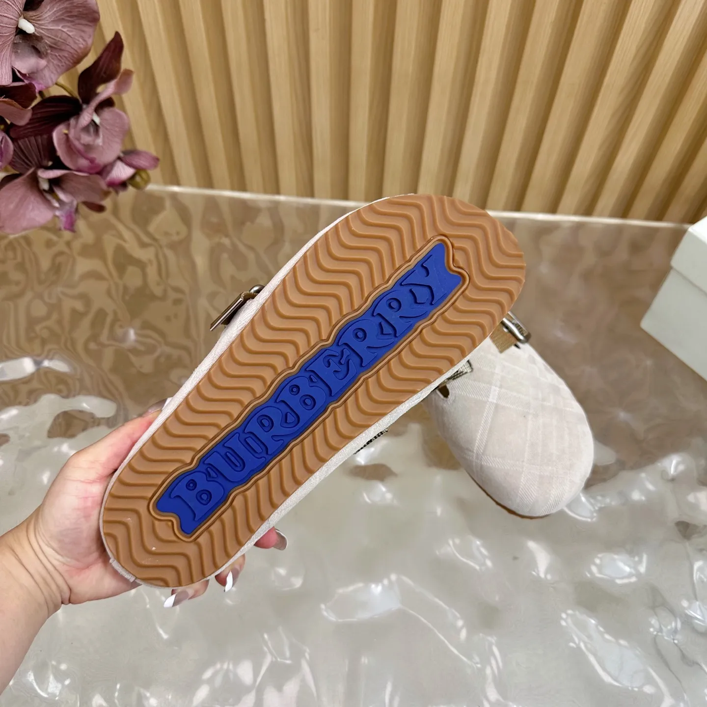 Burberry ビルケンシュトックスリッパ ベージュ 新作 - 画像 (10)