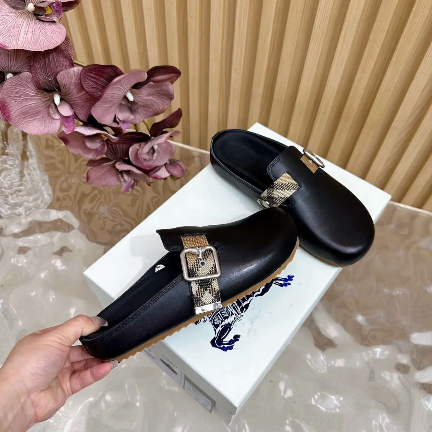 Burberry ブラックビルケンシュトックのスリッパ新作 - 画像 (4)