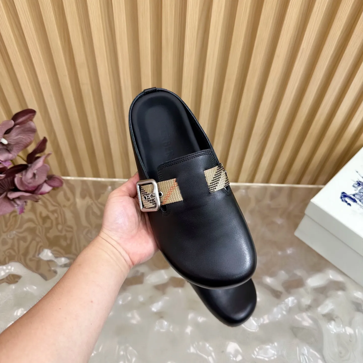 Burberry ブラックビルケンシュトックのスリッパ新作 - 画像 (8)