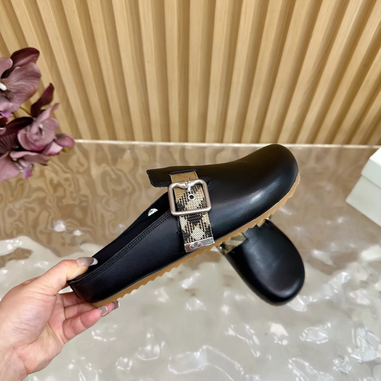 Burberry ブラックビルケンシュトックのスリッパ新作 - 画像 (9)