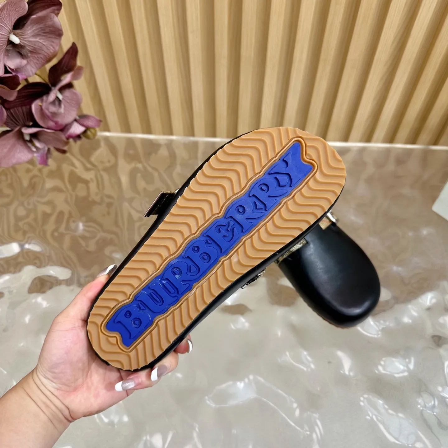 Burberry ブラックビルケンシュトックのスリッパ新作 - 画像 (10)