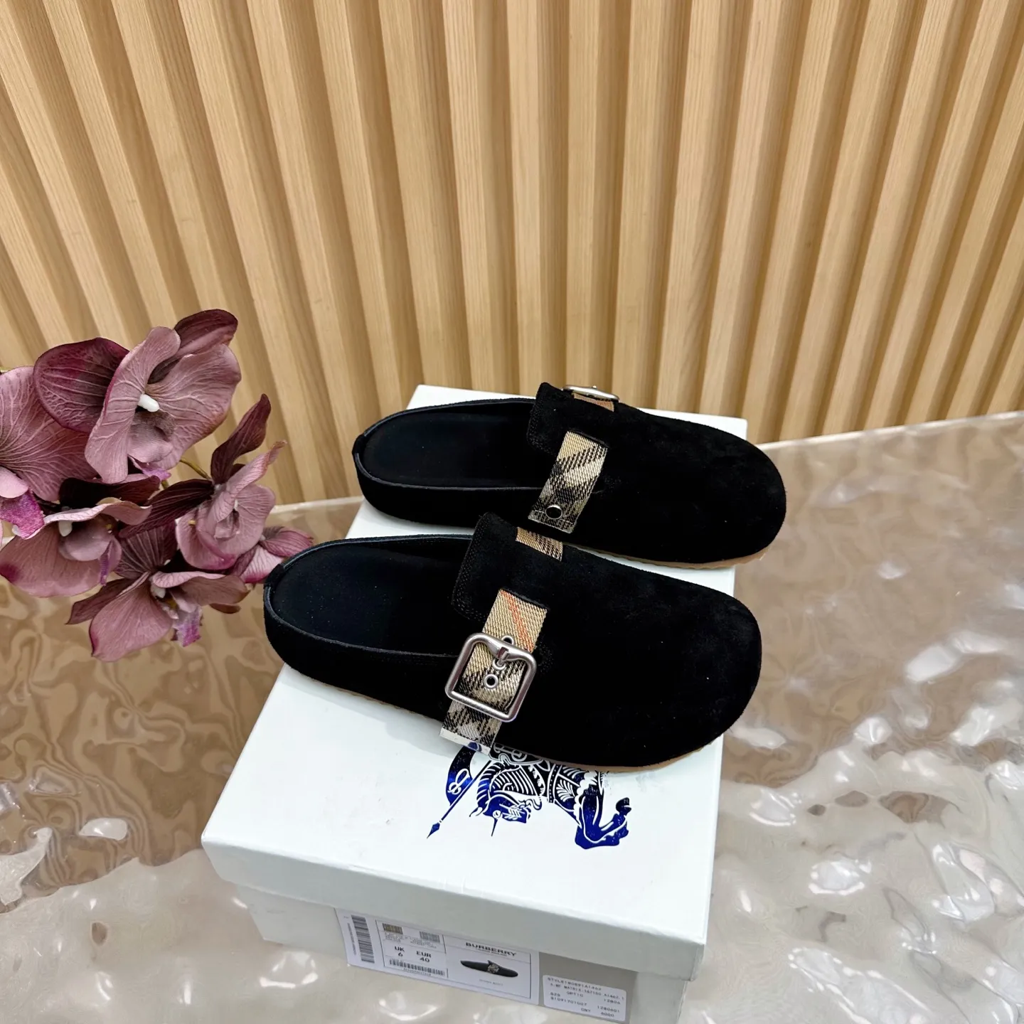 Burberry ブラックビルケンシュトックのスリッパ新作