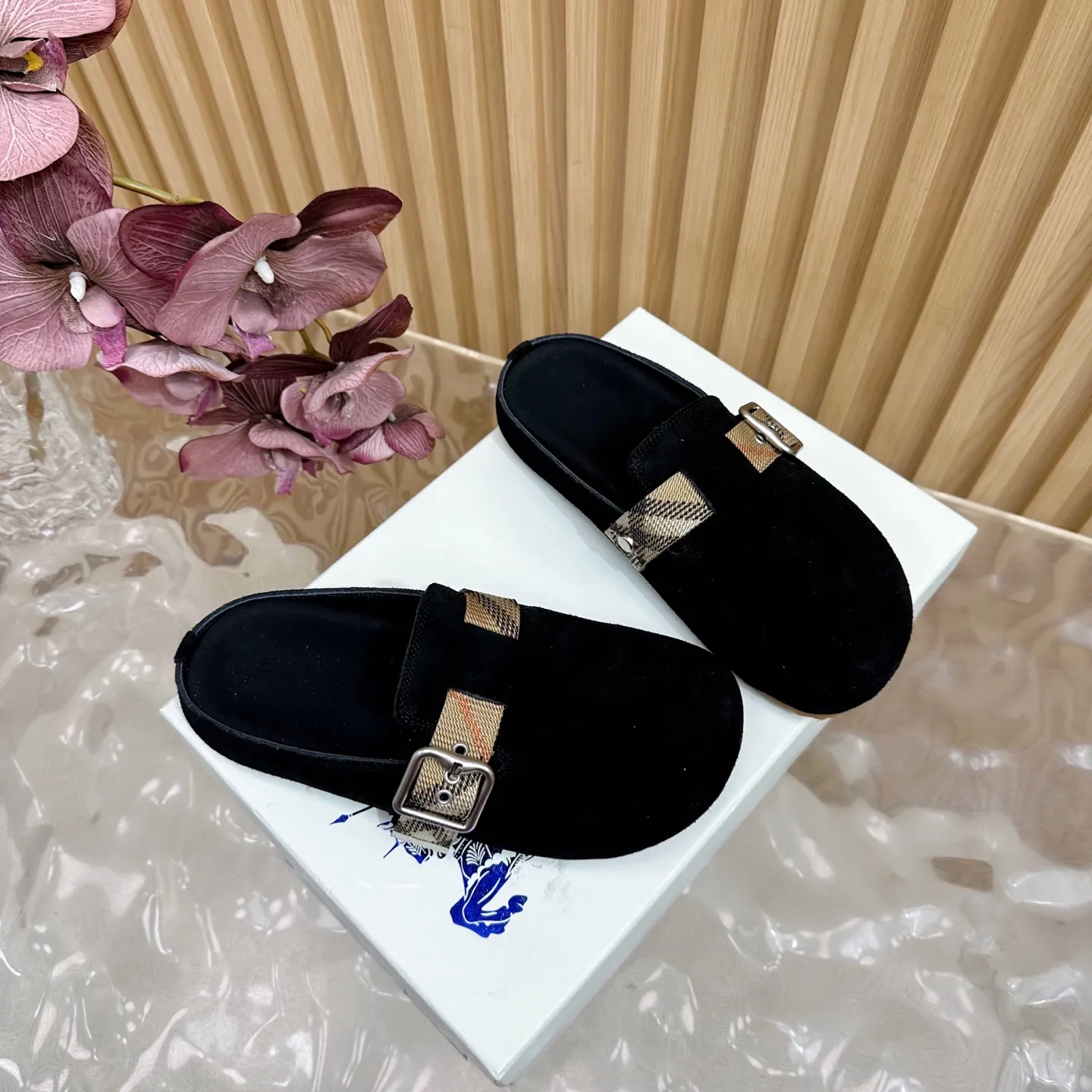 Burberry ブラックビルケンシュトックのスリッパ新作 - 画像 (3)