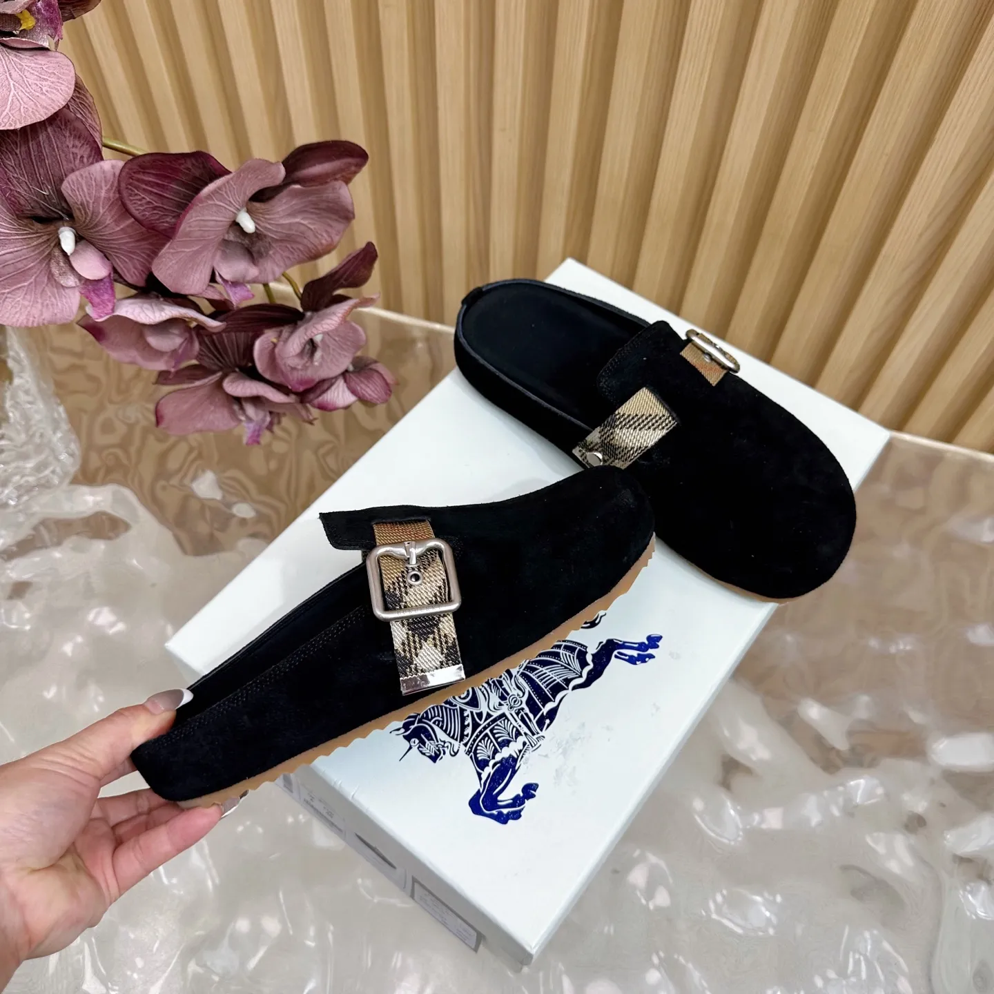 Burberry ブラックビルケンシュトックのスリッパ新作 - 画像 (4)