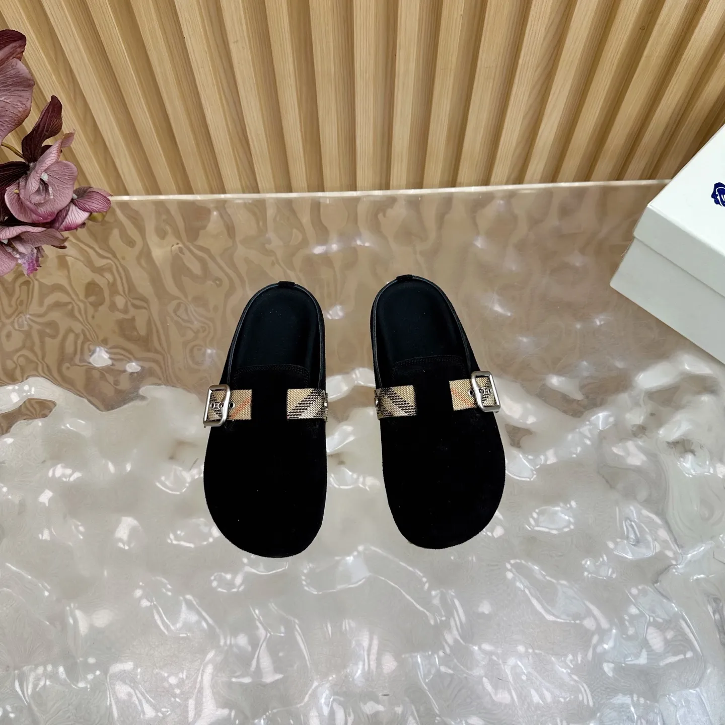 Burberry ブラックビルケンシュトックのスリッパ新作 - 画像 (5)