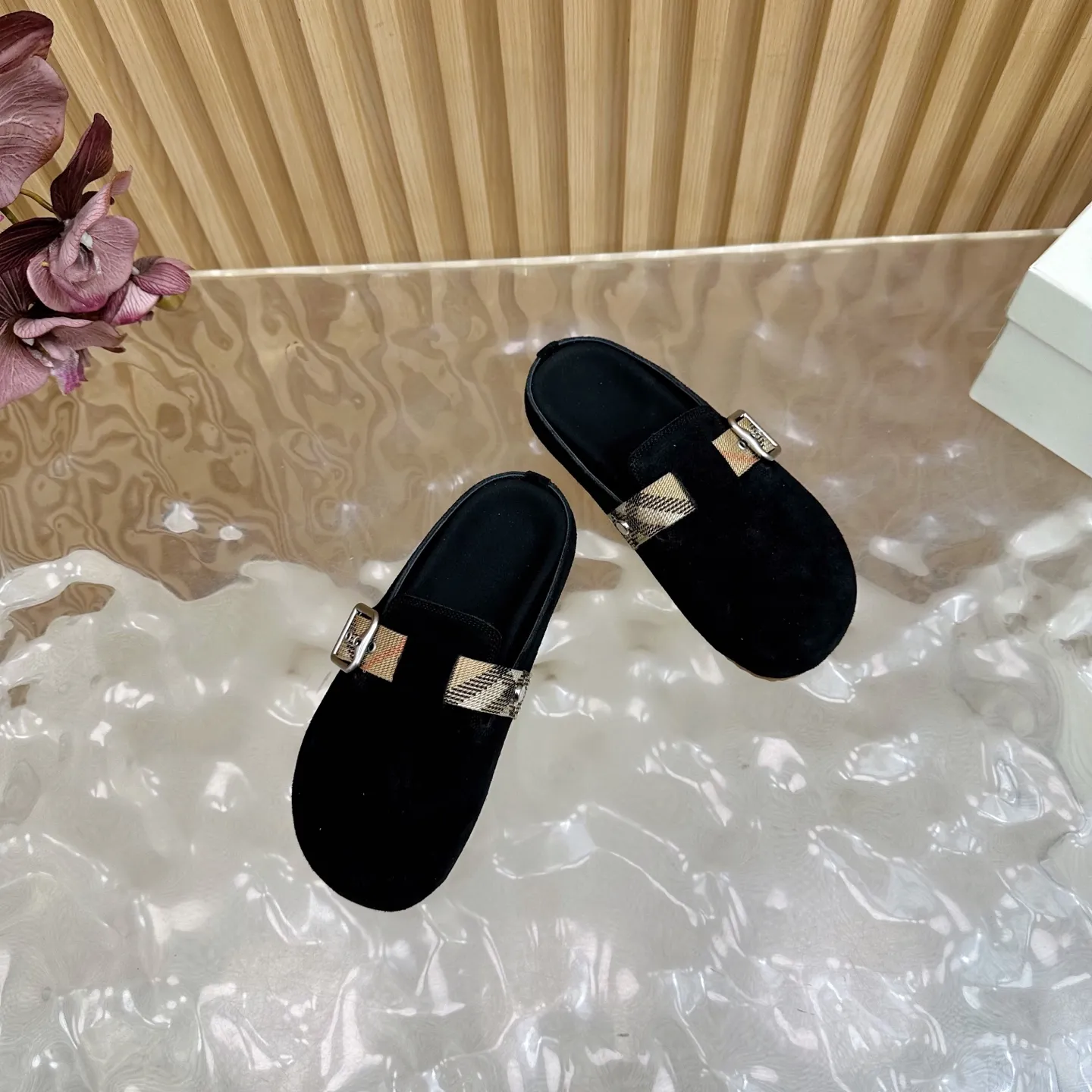 Burberry ブラックビルケンシュトックのスリッパ新作 - 画像 (6)