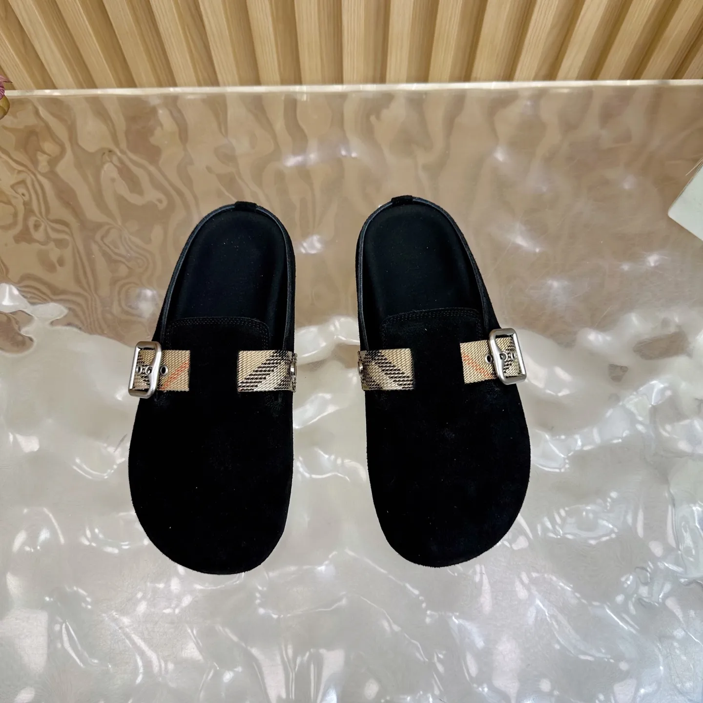 Burberry ブラックビルケンシュトックのスリッパ新作 - 画像 (7)