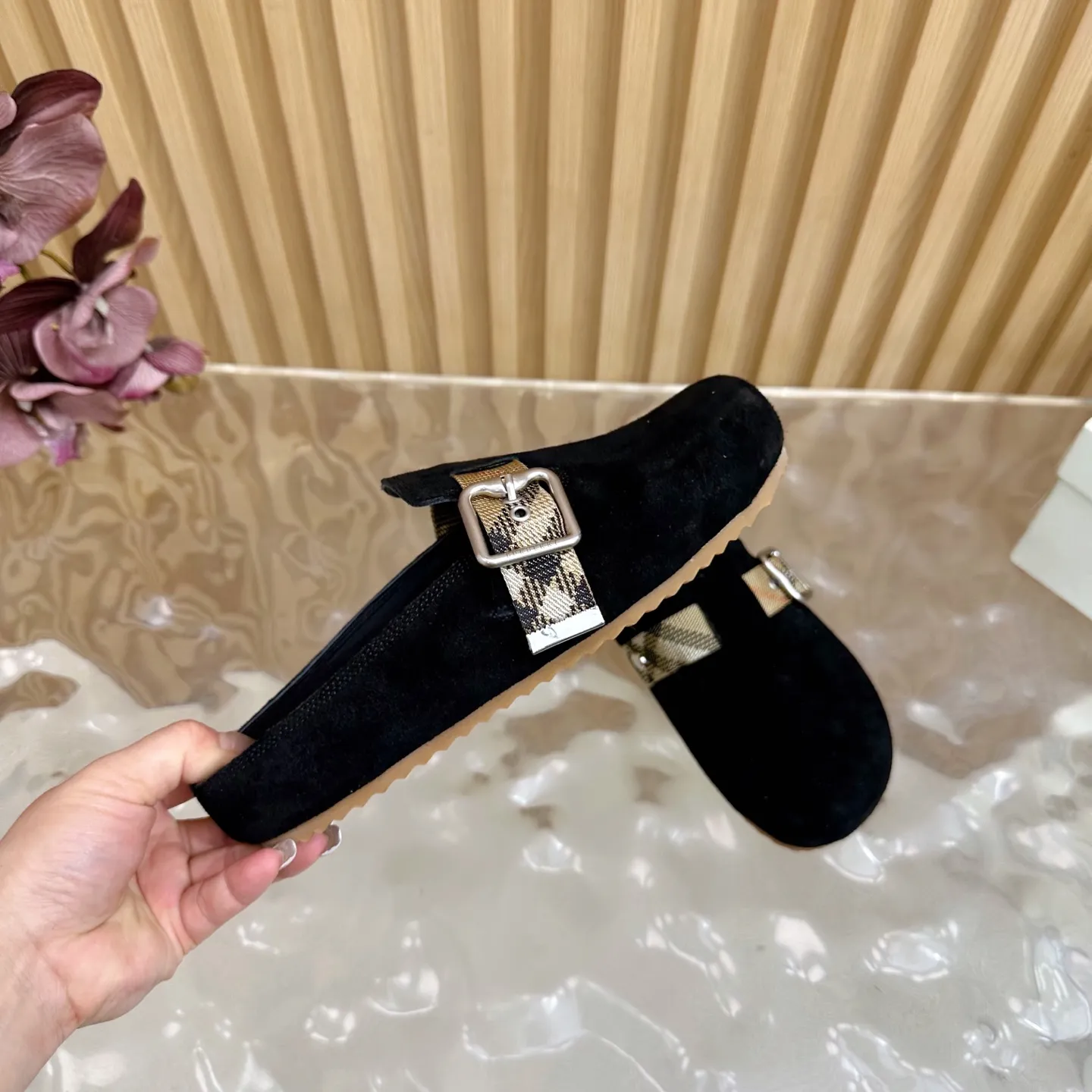 Burberry ブラックビルケンシュトックのスリッパ新作 - 画像 (8)