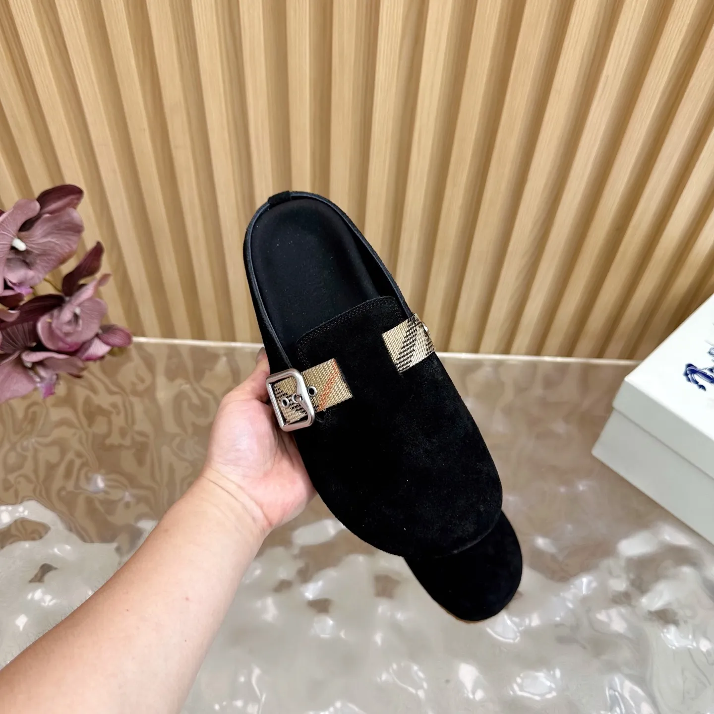 Burberry ブラックビルケンシュトックのスリッパ新作 - 画像 (9)