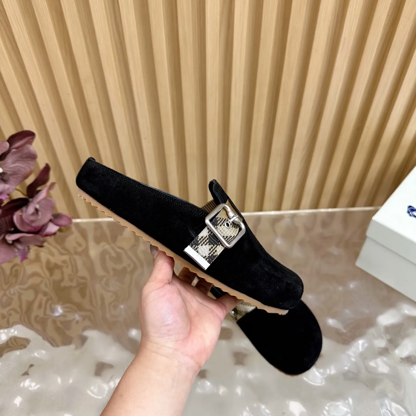 Burberry ブラックビルケンシュトックのスリッパ新作 - 画像 (10)