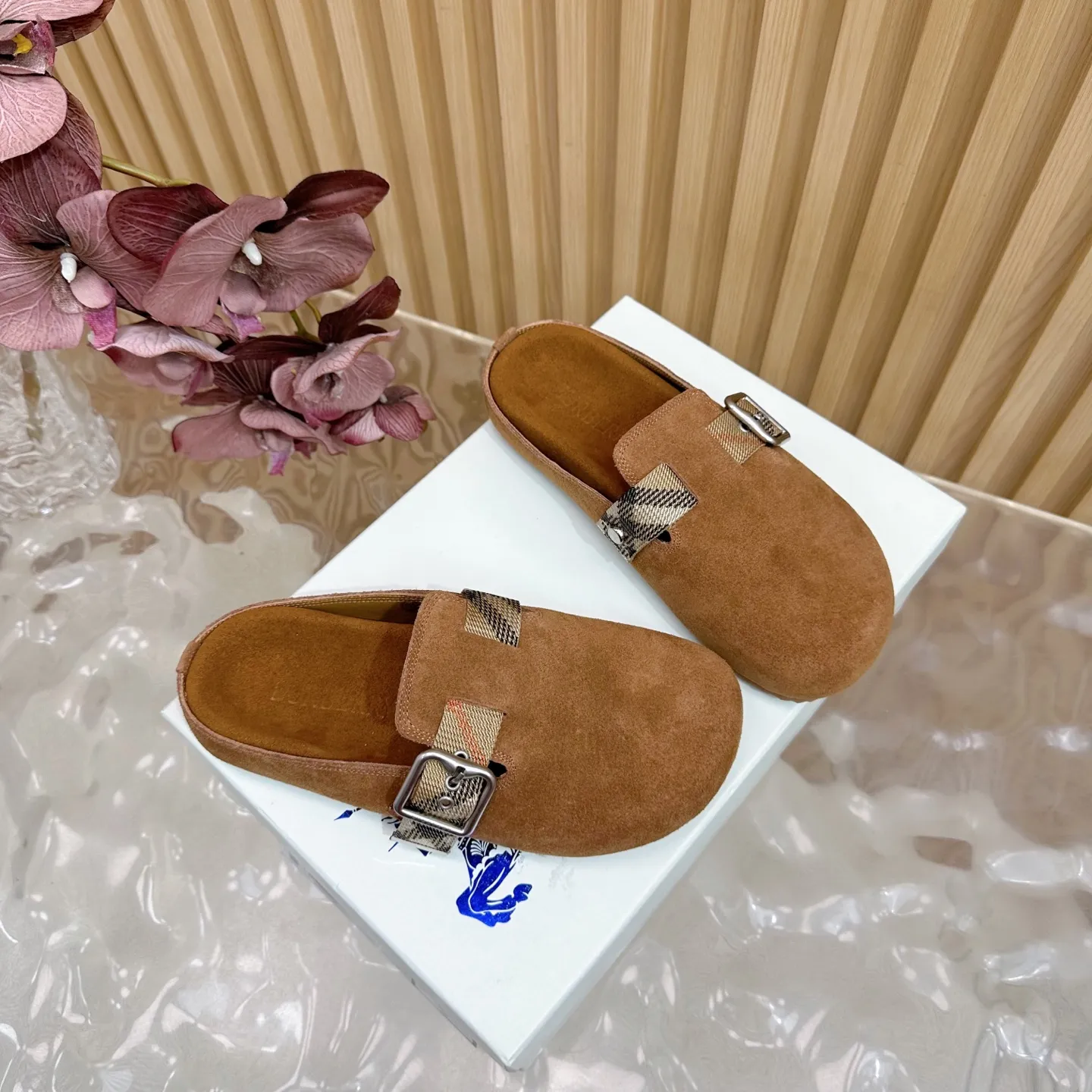Burberry 茶色ビルケンシュトックのスリッパ新作 - 画像 (3)
