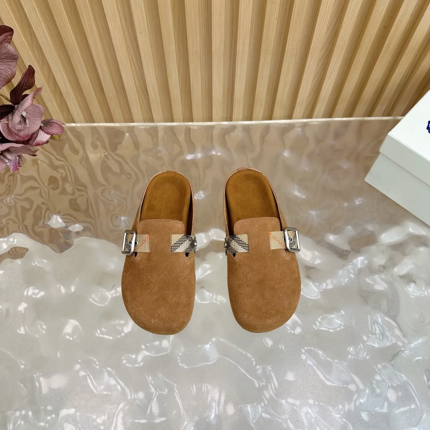 Burberry 茶色ビルケンシュトックのスリッパ新作 - 画像 (5)