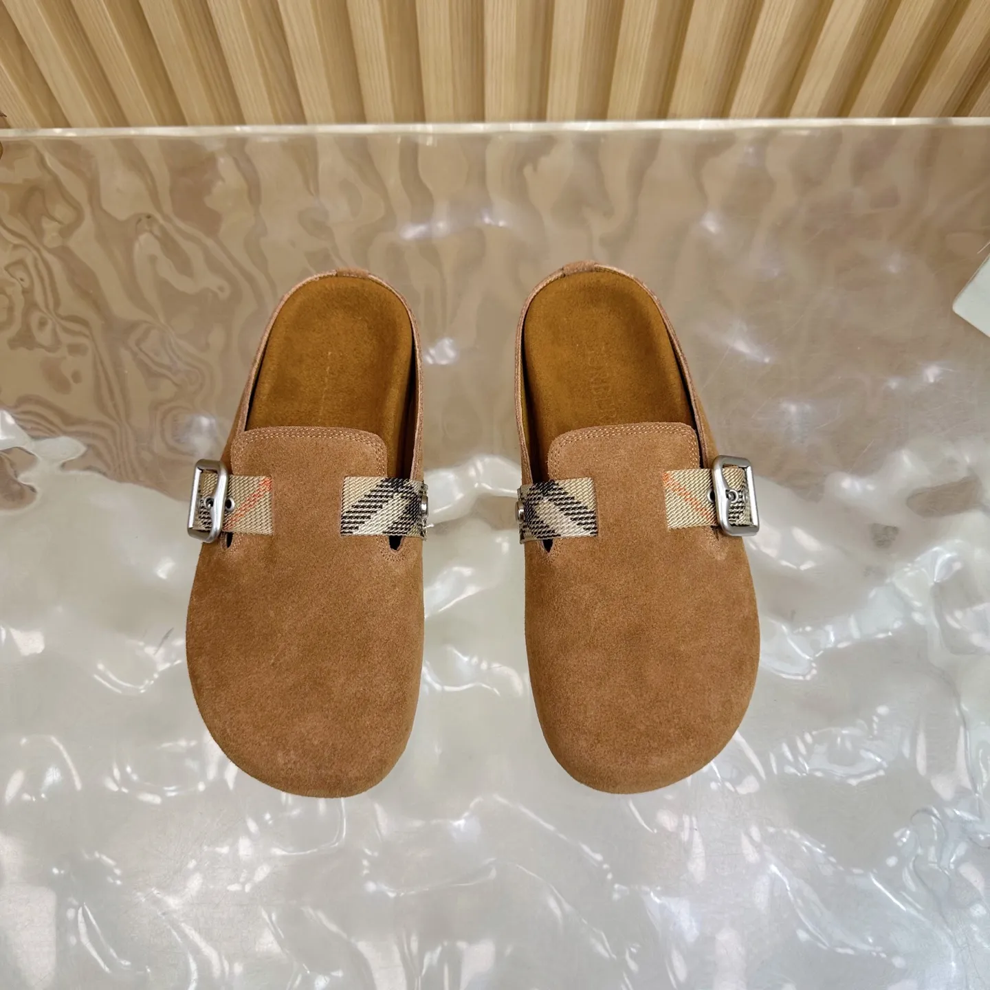 Burberry 茶色ビルケンシュトックのスリッパ新作 - 画像 (6)