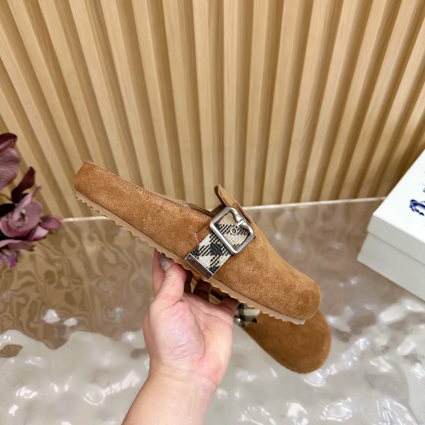Burberry 茶色ビルケンシュトックのスリッパ新作 - 画像 (8)