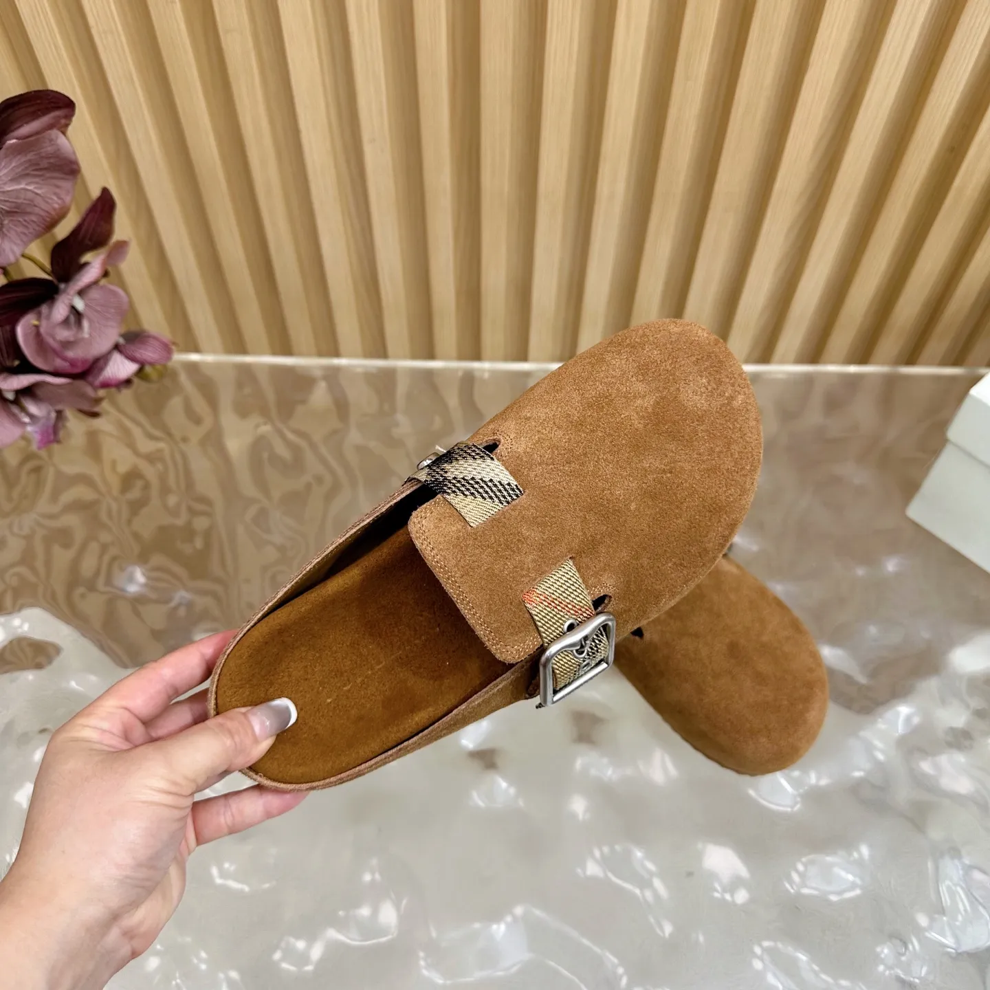 Burberry 茶色ビルケンシュトックのスリッパ新作 - 画像 (10)