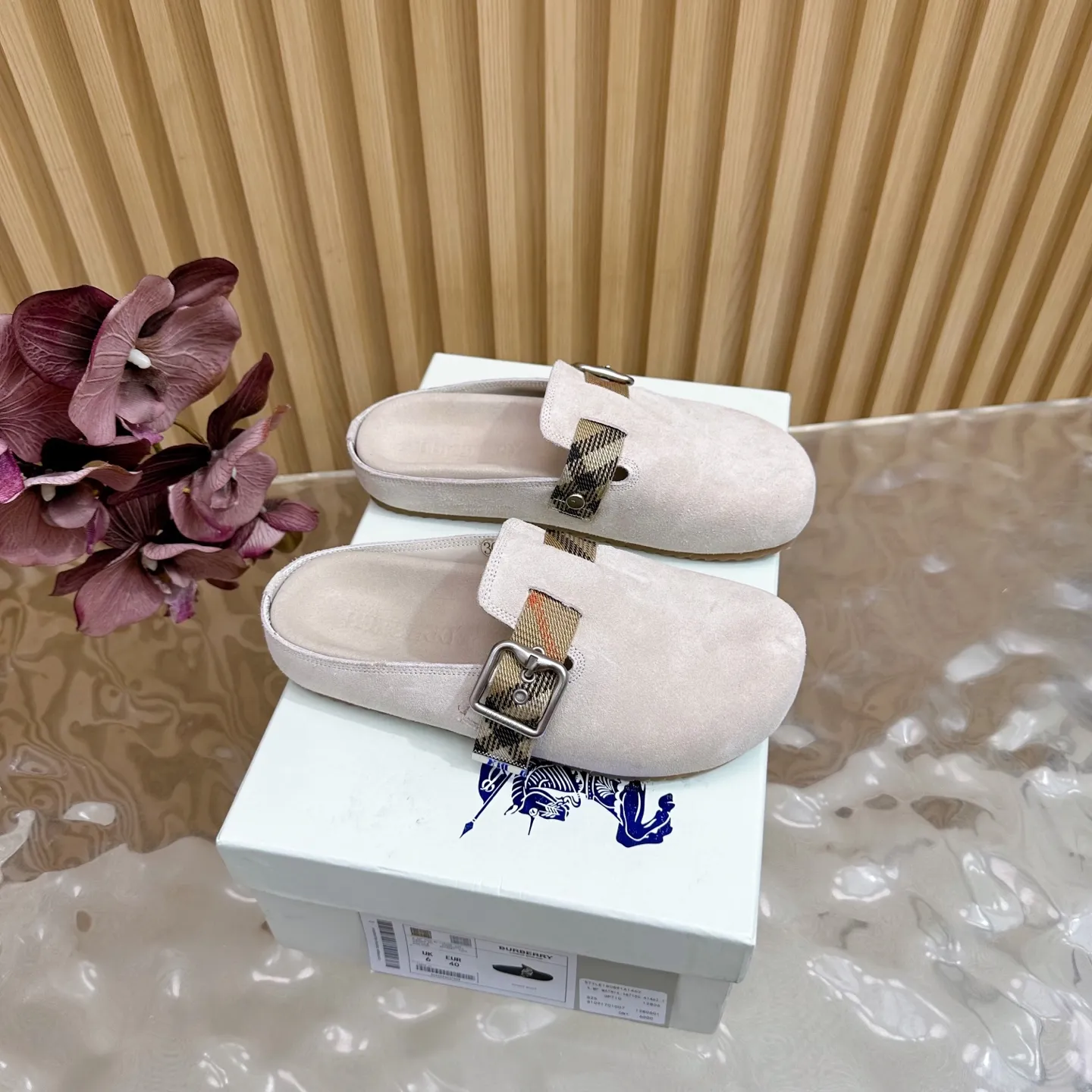 Burberry ビルケンシュトックのスリッパ ベージュ 新作