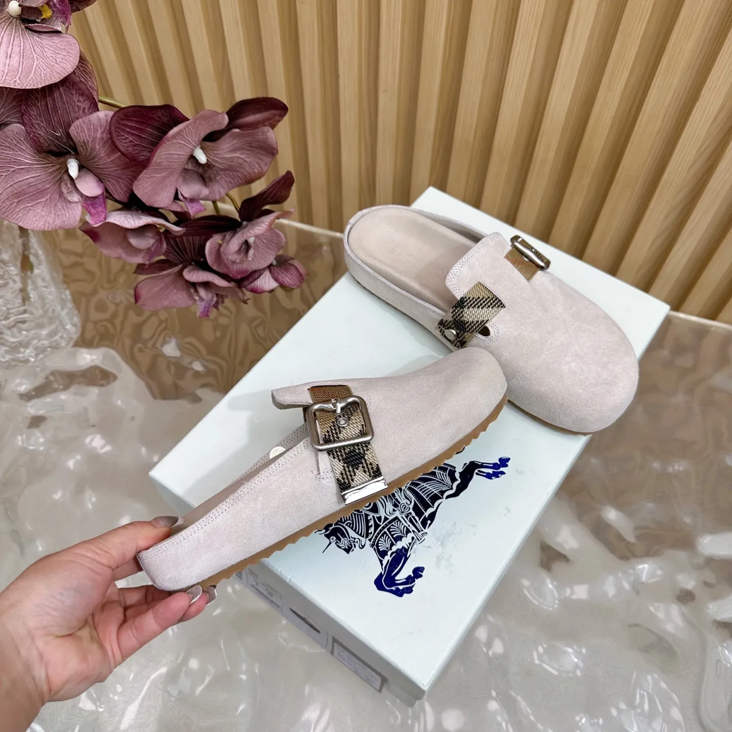 Burberry ビルケンシュトックのスリッパ ベージュ 新作 - 画像 (4)