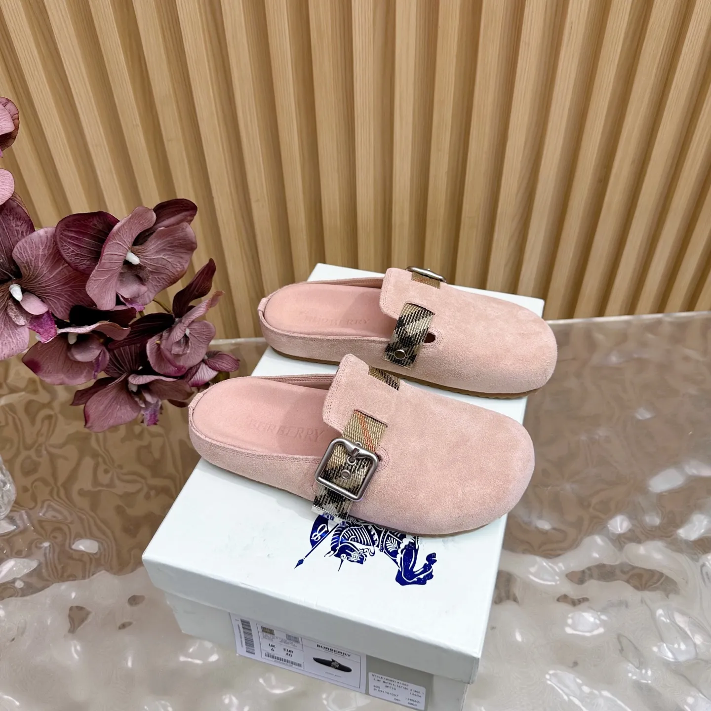Burberryピンクビルケンシュトックのスリッパ新作