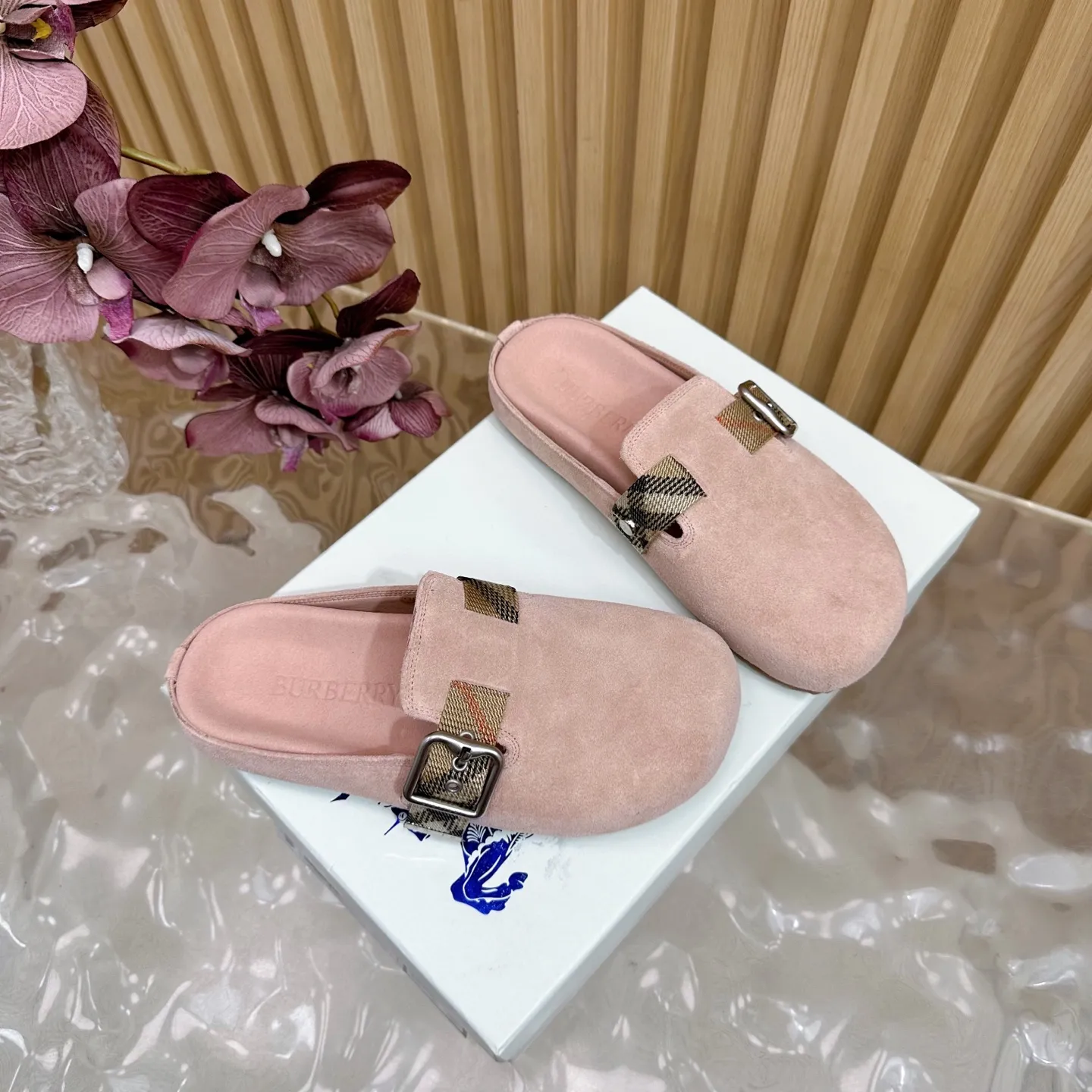 Burberryピンクビルケンシュトックのスリッパ新作 - 画像 (3)