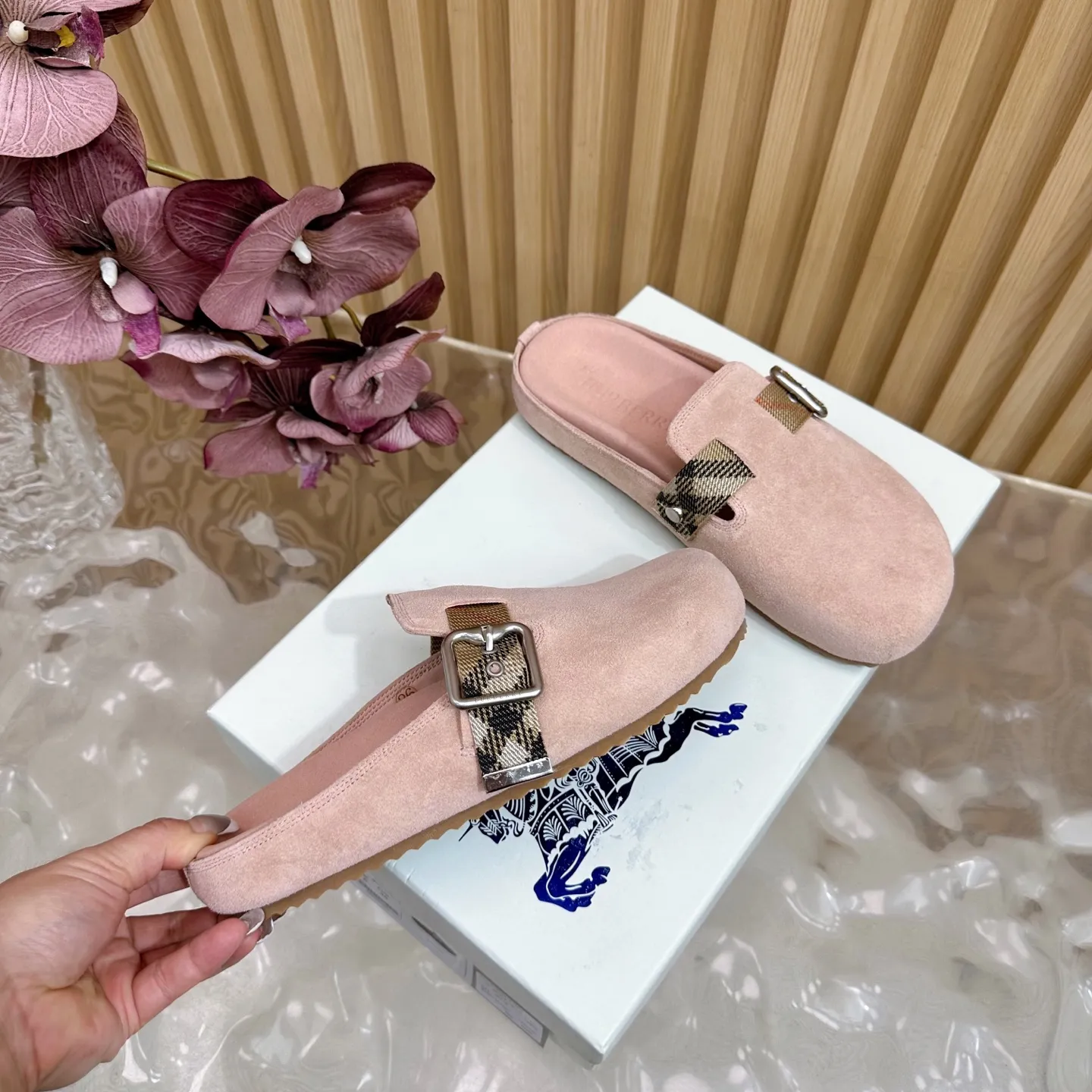 Burberryピンクビルケンシュトックのスリッパ新作 - 画像 (4)
