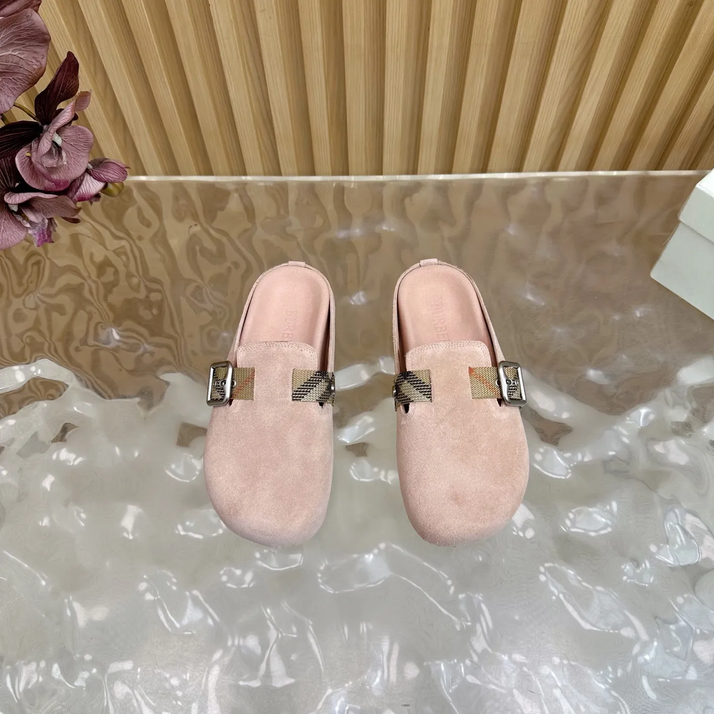 Burberryピンクビルケンシュトックのスリッパ新作 - 画像 (5)