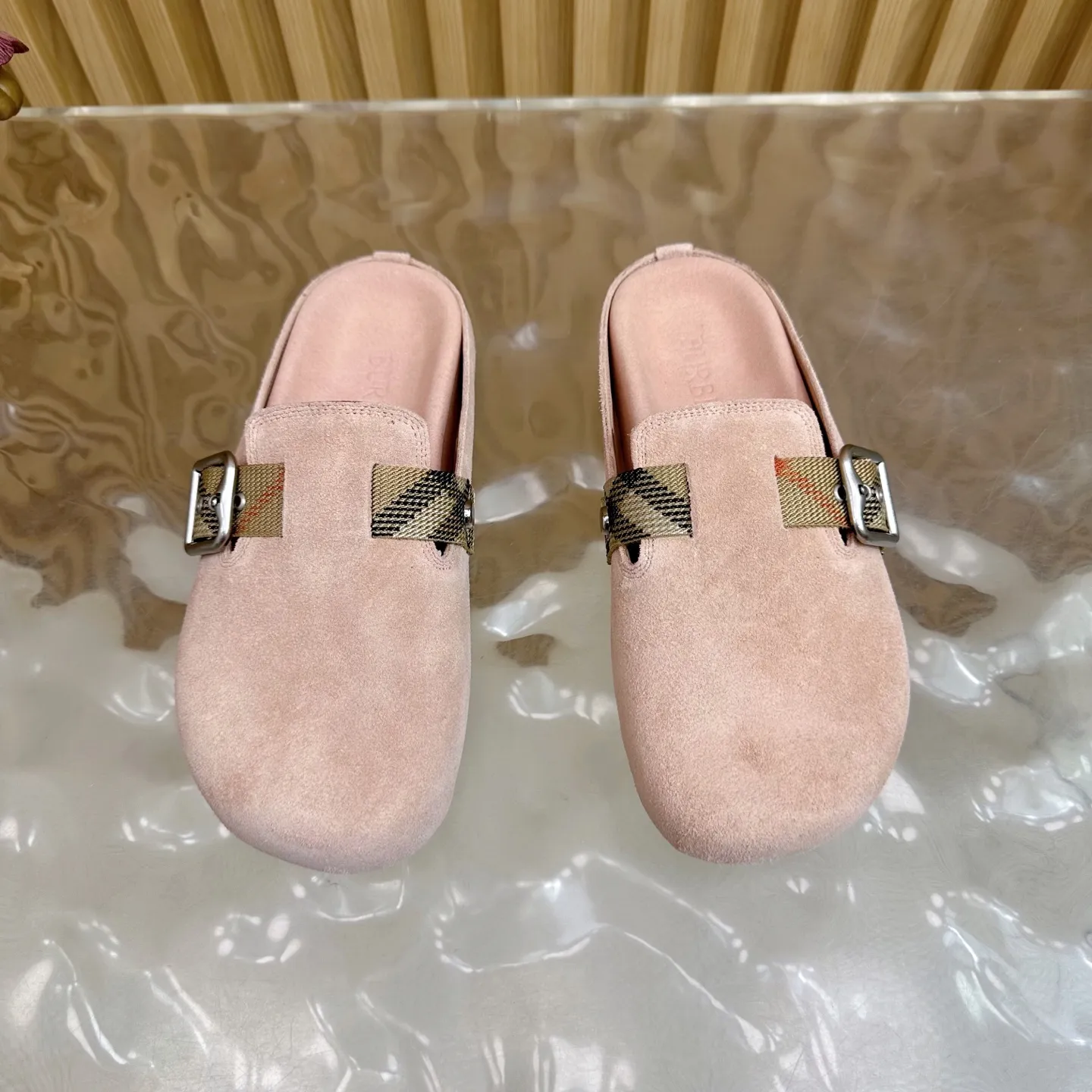 Burberryピンクビルケンシュトックのスリッパ新作 - 画像 (6)