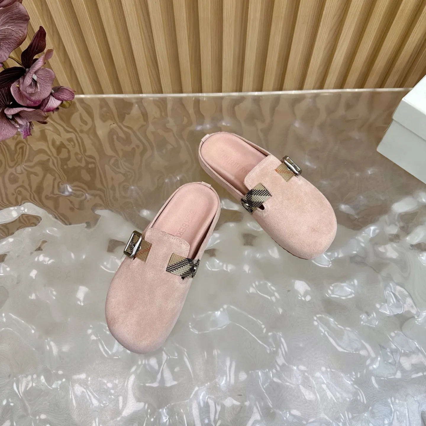 Burberryピンクビルケンシュトックのスリッパ新作 - 画像 (7)