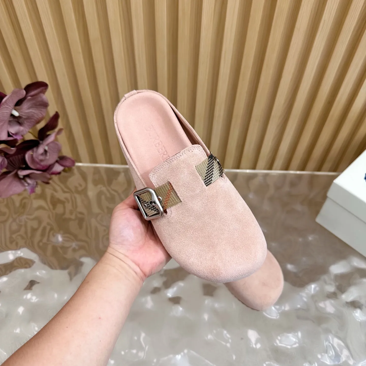 Burberryピンクビルケンシュトックのスリッパ新作 - 画像 (8)
