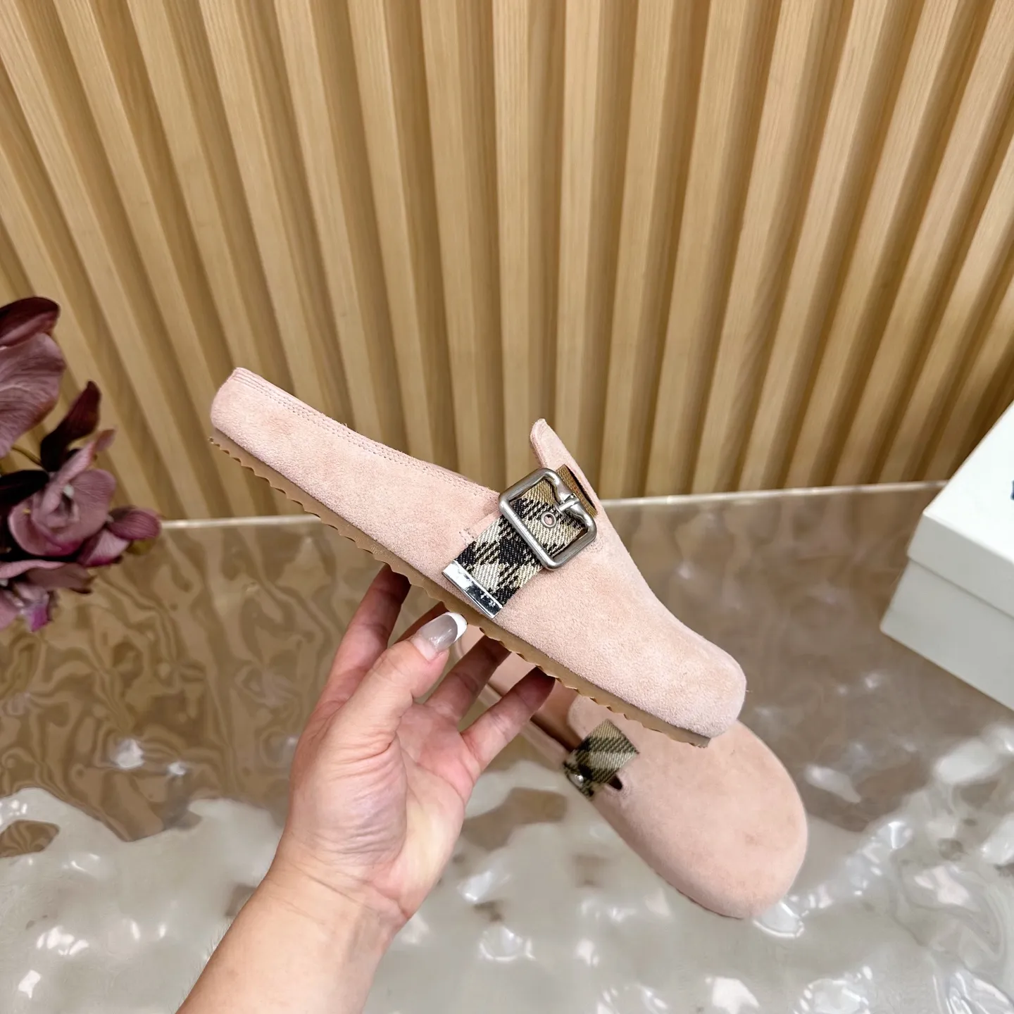 Burberryピンクビルケンシュトックのスリッパ新作 - 画像 (9)