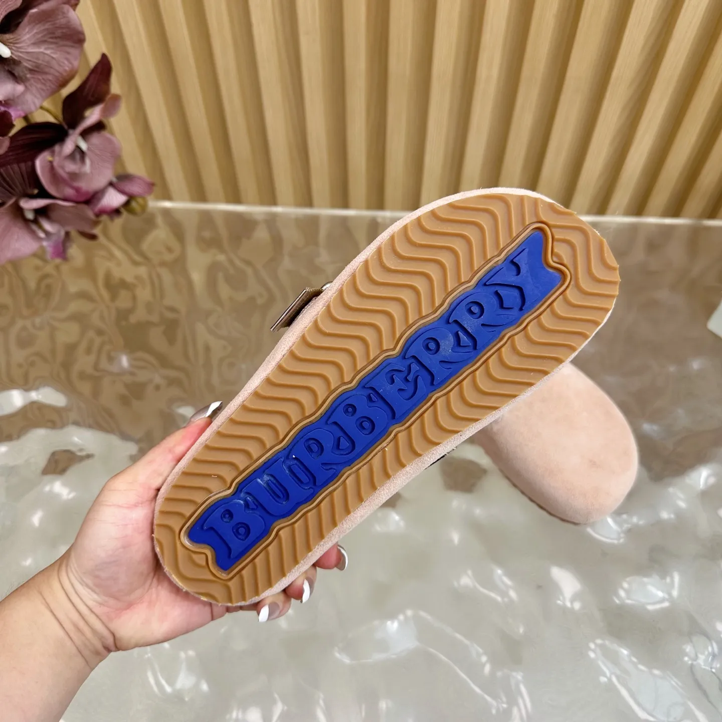 Burberryピンクビルケンシュトックのスリッパ新作 - 画像 (10)