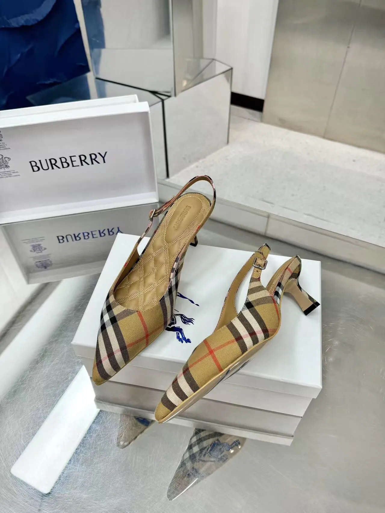 Burberry バーバリー細ヒールフラットシューズ新作 - 画像 (4)