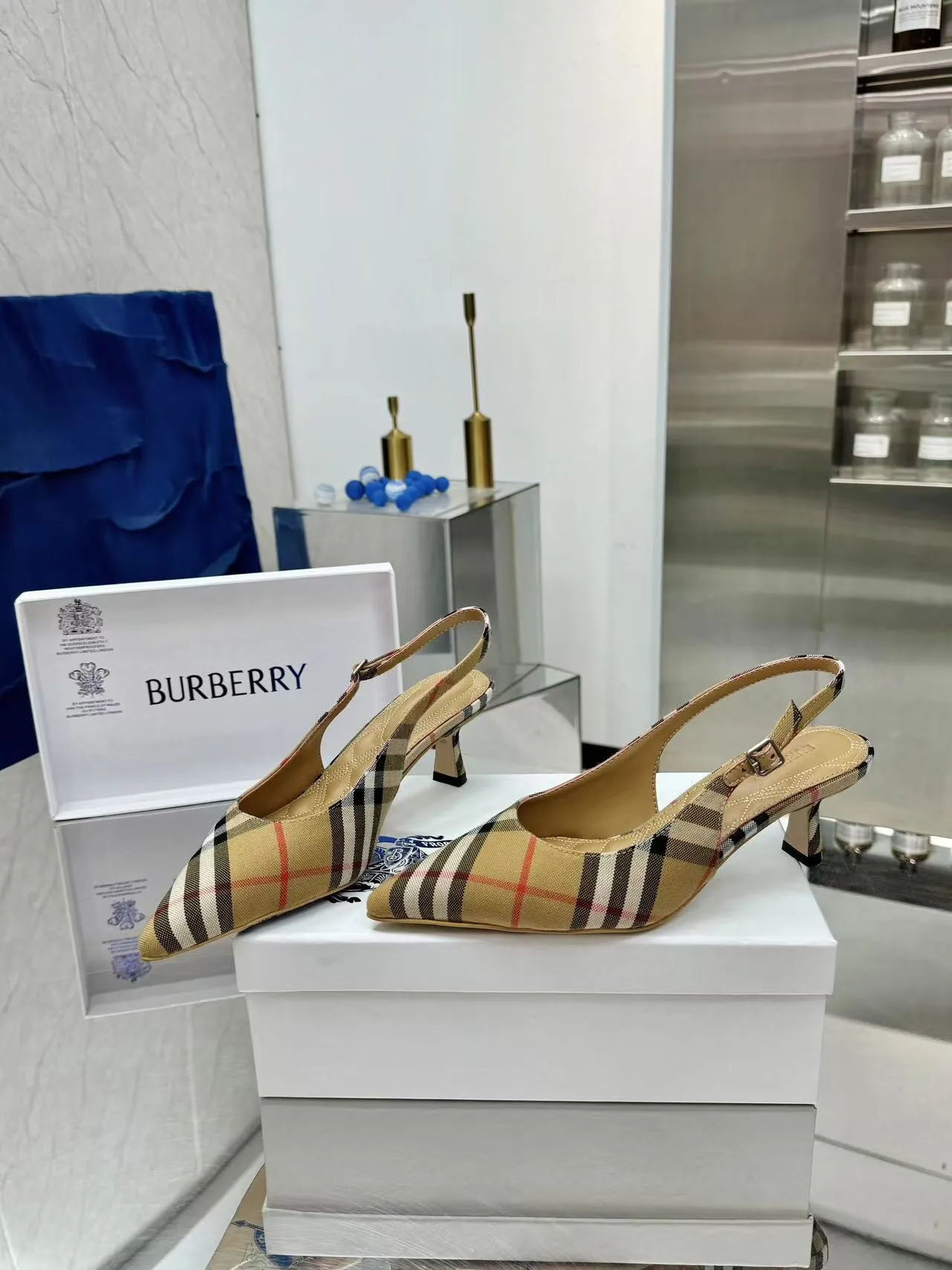 Burberry バーバリー細ヒールフラットシューズ新作 - 画像 (5)