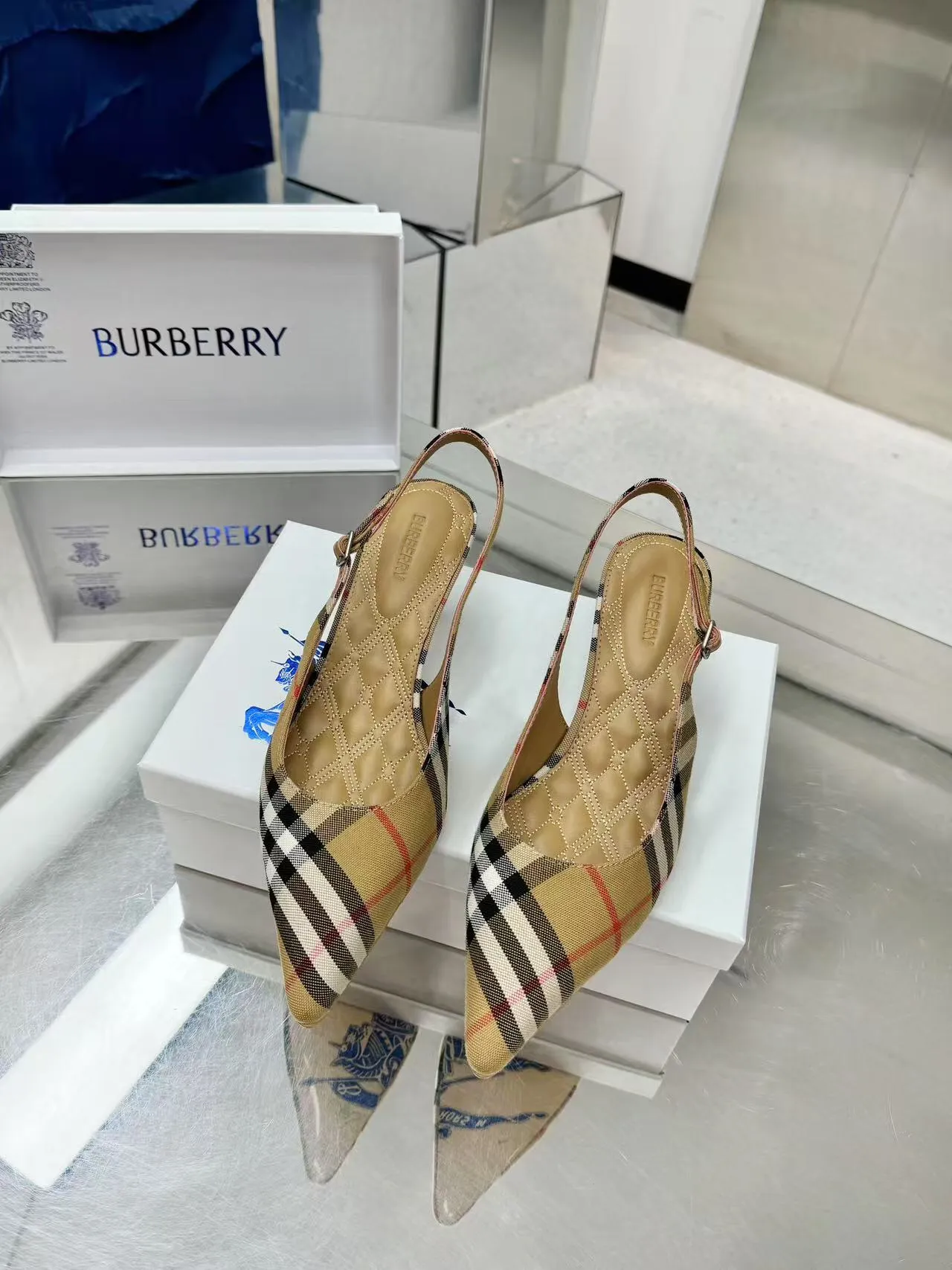 Burberry バーバリー細ヒールフラットシューズ新作 - 画像 (7)