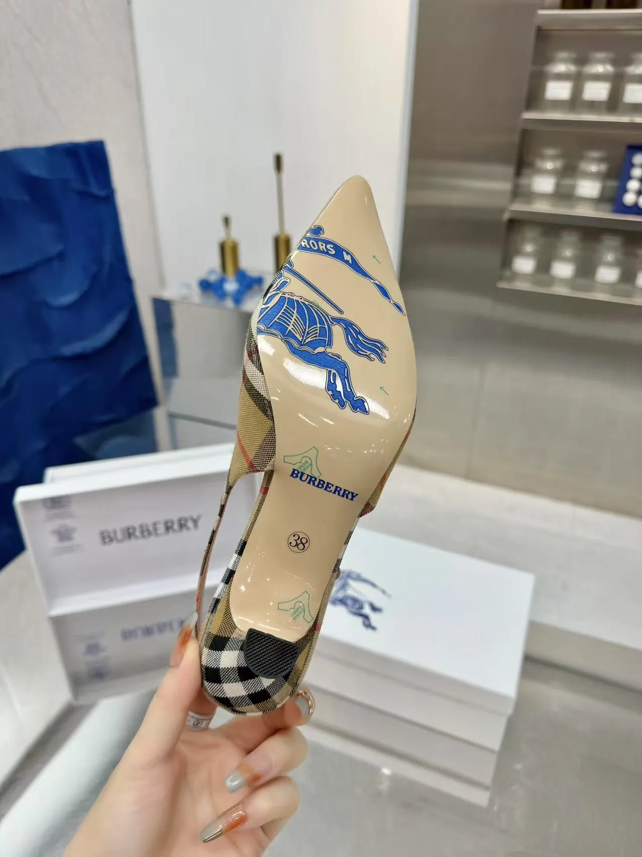 Burberry バーバリー細ヒールフラットシューズ新作 - 画像 (8)