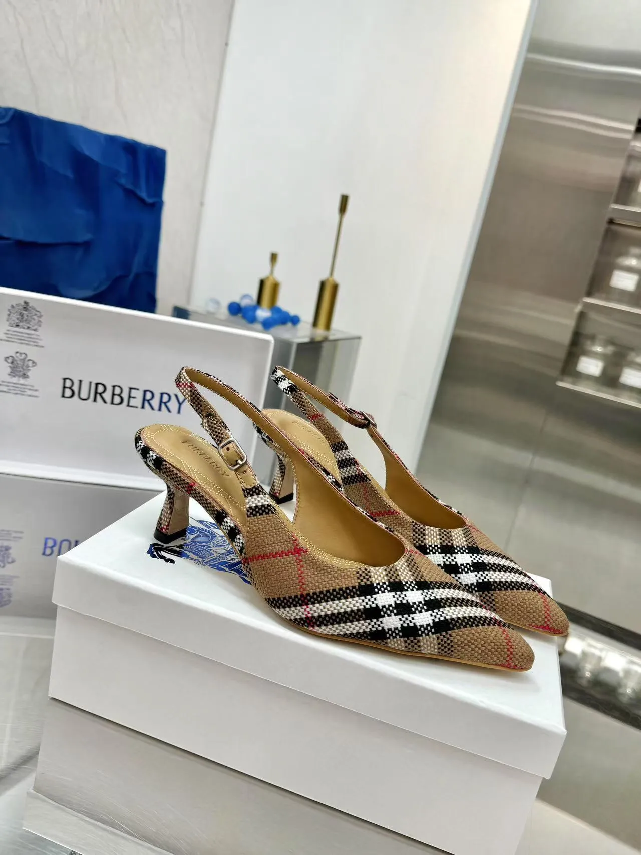 Burberry 細ヒールチェック柄スリッパ新作 - 画像 (3)