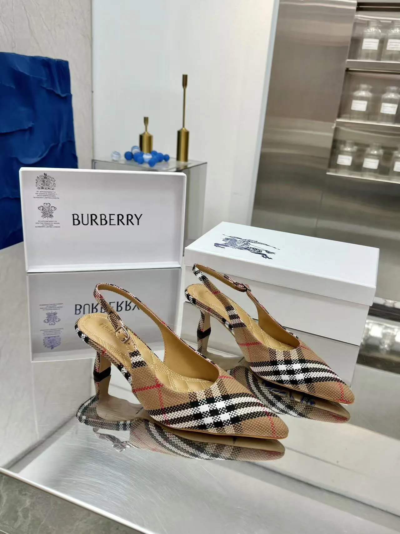 Burberry 細ヒールチェック柄スリッパ新作 - 画像 (4)