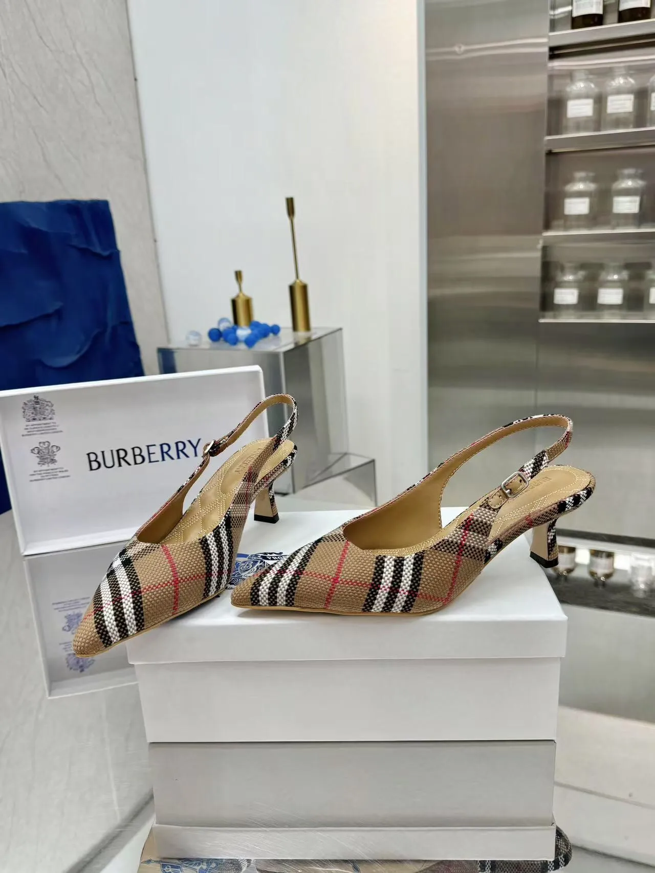 Burberry 細ヒールチェック柄スリッパ新作 - 画像 (5)