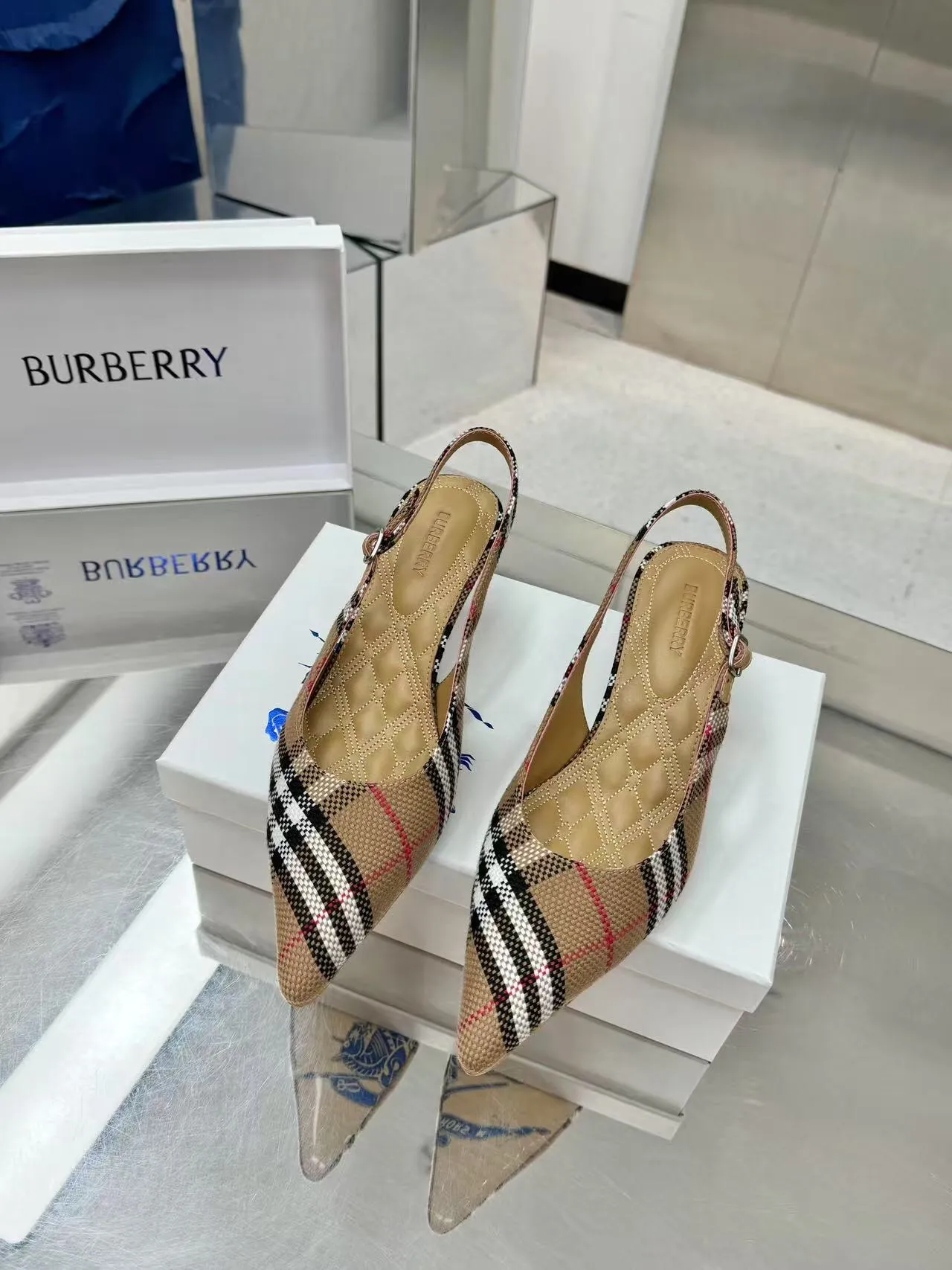 Burberry 細ヒールチェック柄スリッパ新作 - 画像 (6)