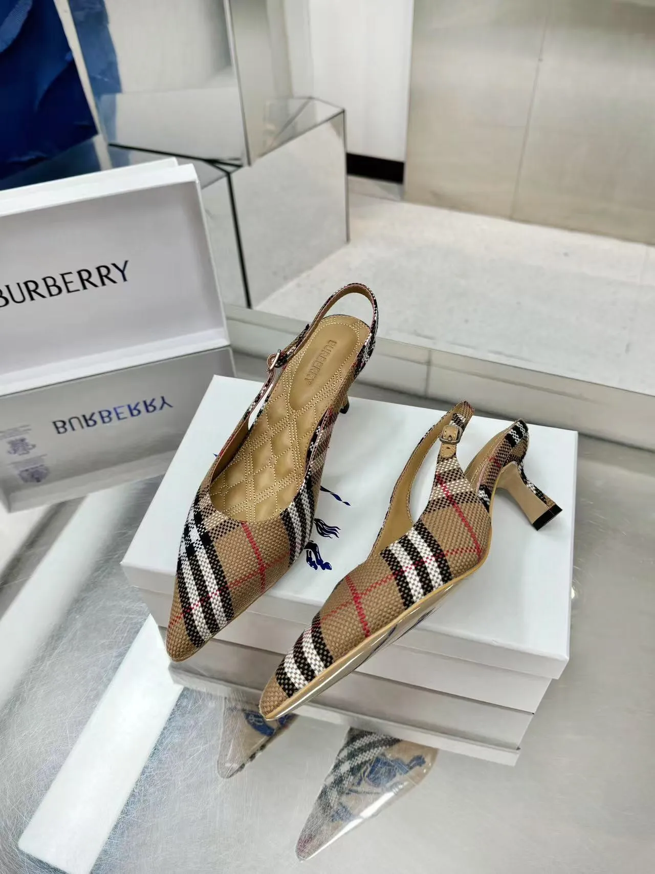 Burberry 細ヒールチェック柄スリッパ新作 - 画像 (7)