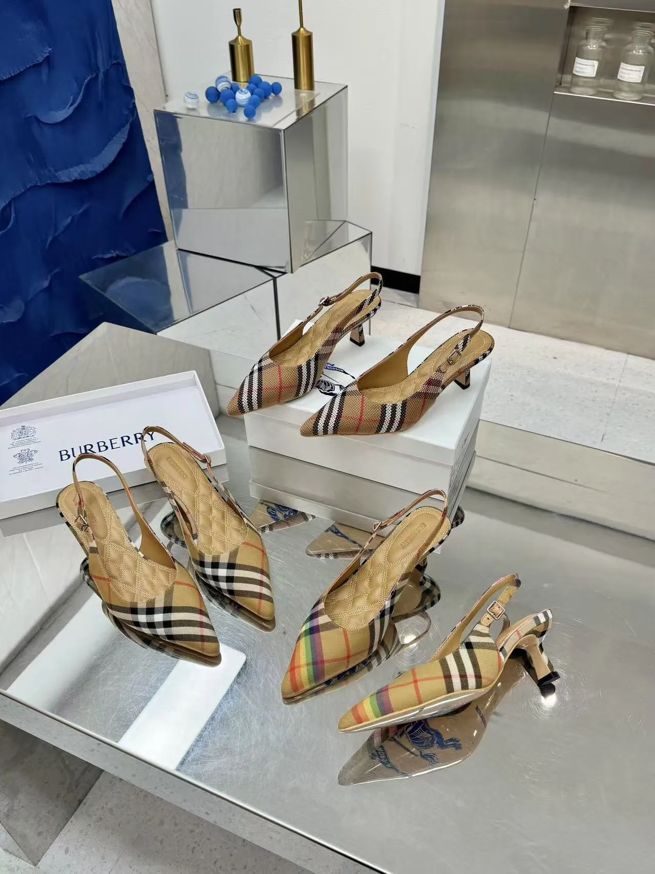 Burberry 細ヒールチェック柄スリッパ新作 - 画像 (9)