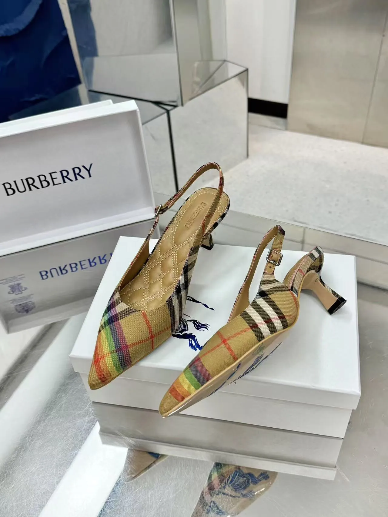 Burberry バーバリー グレー ヒョウ柄 スリッパ - 画像 (4)
