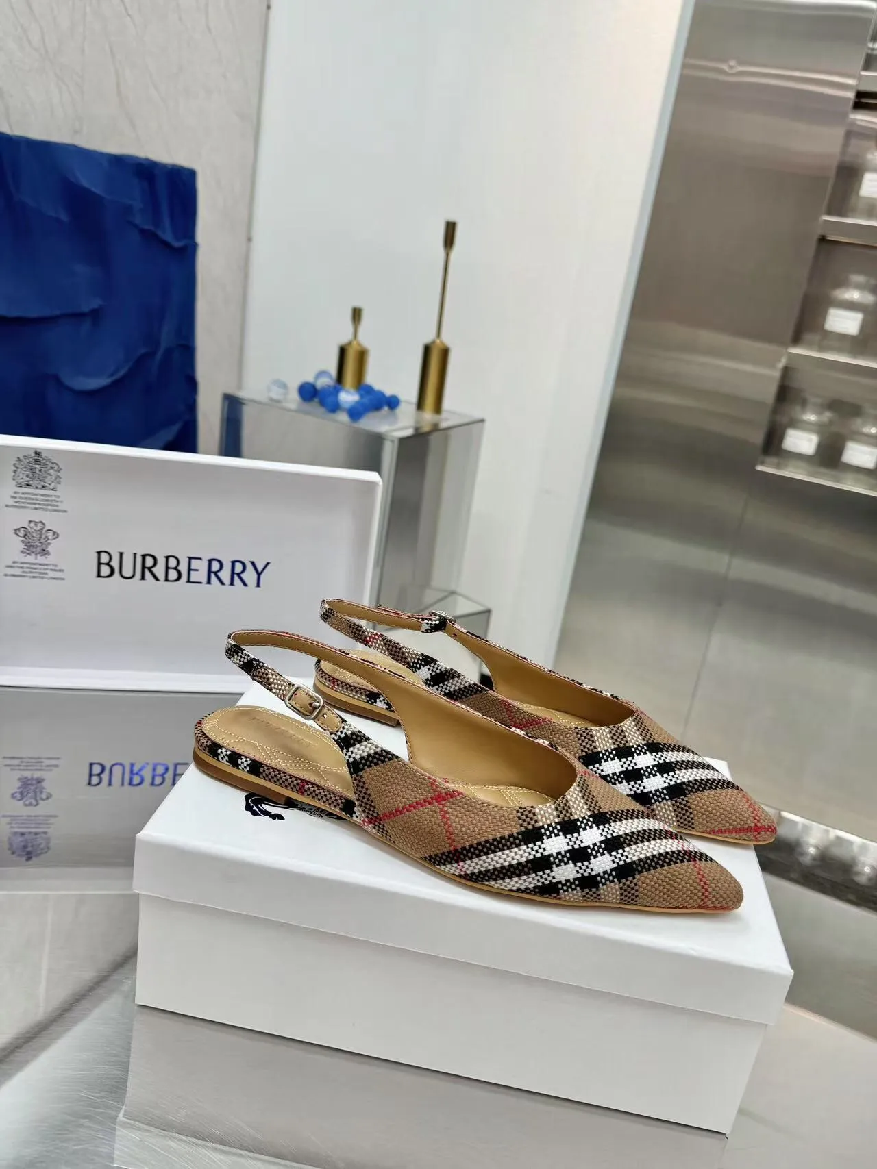 Burberry バーバリー 細ヒール フラットシューズ ベージュ 新作 - 画像 (3)
