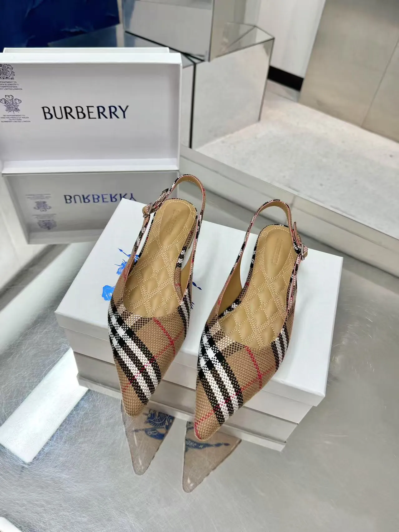 Burberry バーバリー 細ヒール フラットシューズ ベージュ 新作 - 画像 (5)
